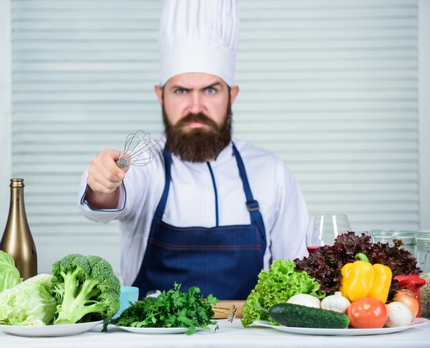 Insalata vegetariana con verdure fresche. Cucina culinaria. Vitamina. Dieta cibo biologico. uomo barbuto arrabbiato. ricetta dello chef. Cucina sana. Pantaloni a vita bassa maturi con la barba. Scegliere bene.