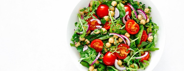 Insalata vegetariana di ceci con pomodori rucola prezzemolo spinaci e cipolla rossa Dieta sana Vista dall'alto Banner