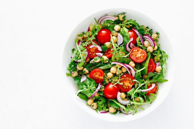 Insalata vegetariana di ceci con pomodori rucola prezzemolo spinaci e cipolla rossa Dieta sana Vista dall'alto