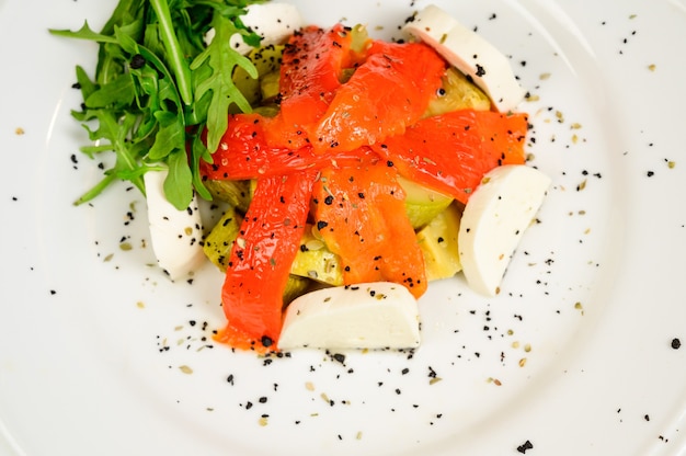 Insalata vegetariana di verdure con pomodori, peperoni e cipolle sulla tavola di legno Insalata sana con verdure fresche estive mature