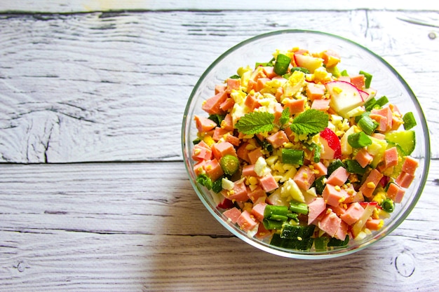 Insalata vegetariana di verdure di ravanello e cetriolo Cibo vegano sano