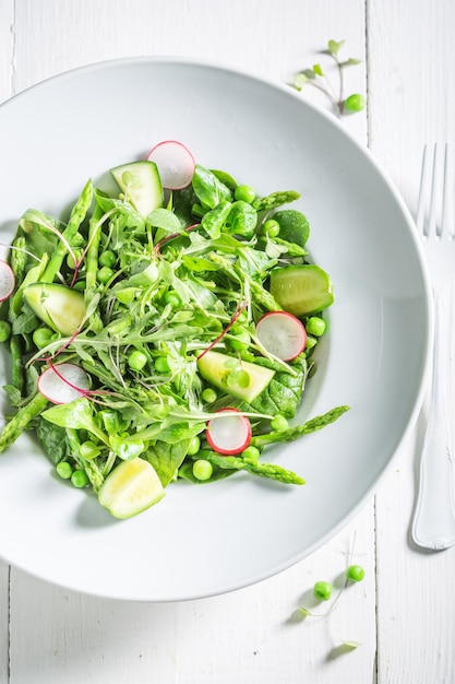 Insalata vegetariana fresca con spinaci ravanelli e asparagi