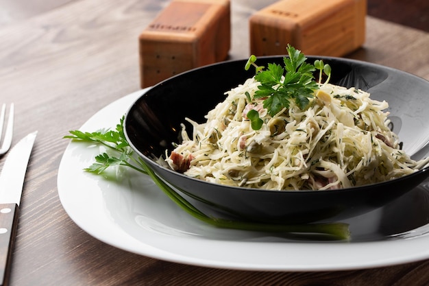 Insalata vegetariana Insalata vegana primaverile con cavolo cetriolo cipolla verde e prezzemolo Vista dall'alto piatto a testa in giù