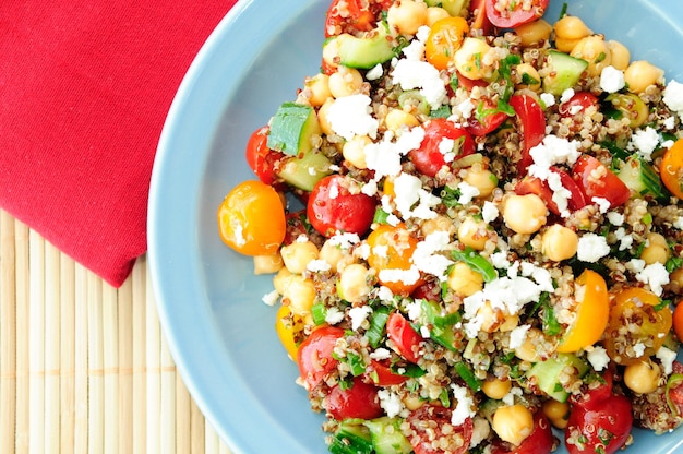 Insalata vegetariana senza glutine fatta con quinoa, ceci, feta a