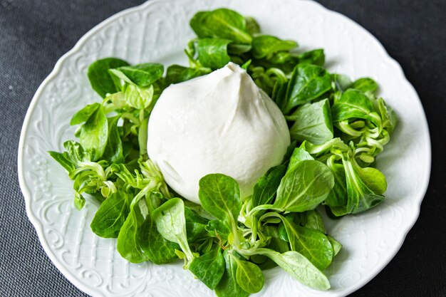 insalata verde buratta foglie mix fresco pasto sano spuntino dieta sul tavolo copia spazio cibo