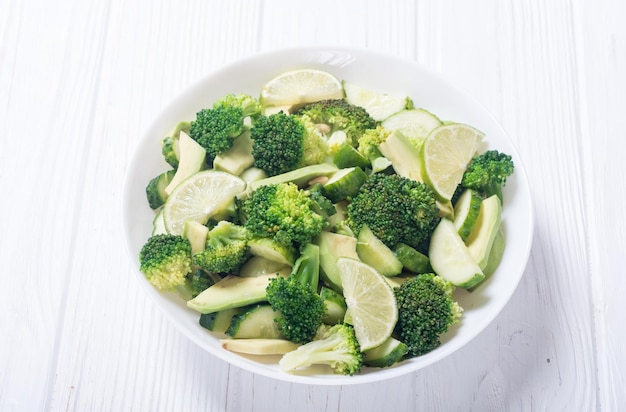 Insalata verde con avocado, broccoli, cetriolo e lime Insalata vegetariana sana