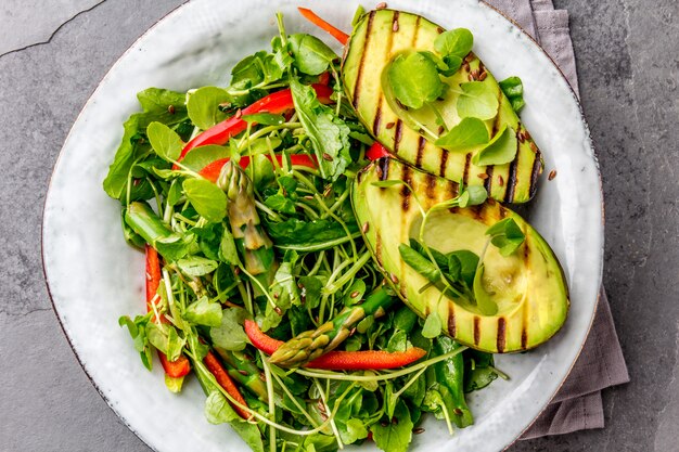 Insalata verde con avocado grigliato