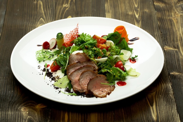 Insalata verde con carne al forno