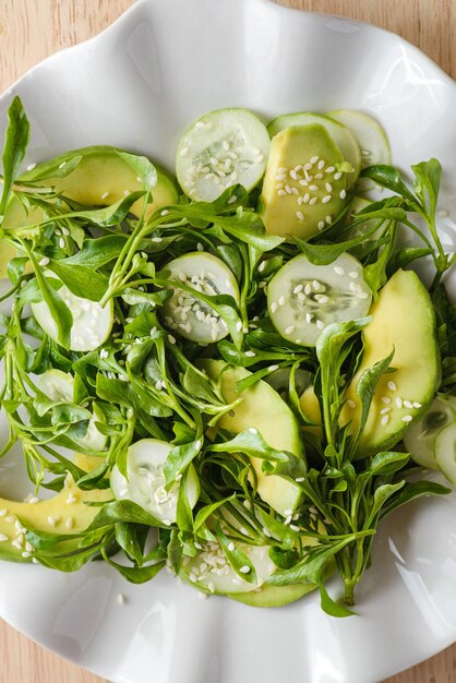 insalata verde con cetrioli e avocado