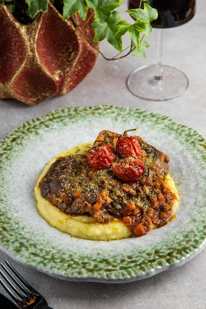 Insalata verde con foglie di insalata di avocado Concetto vegetariano Uomo che offre una scelta di carne