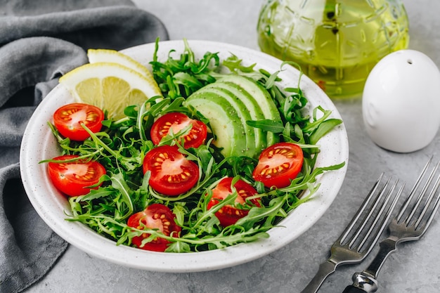 Insalata verde con foglie di rucola e avocado Pranzo estivo salutare