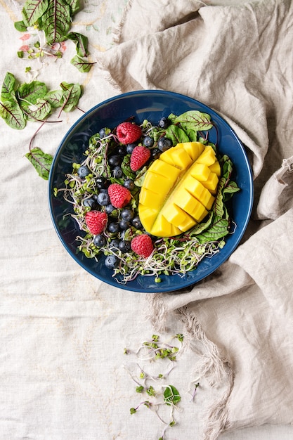 Insalata verde con frutti di bosco