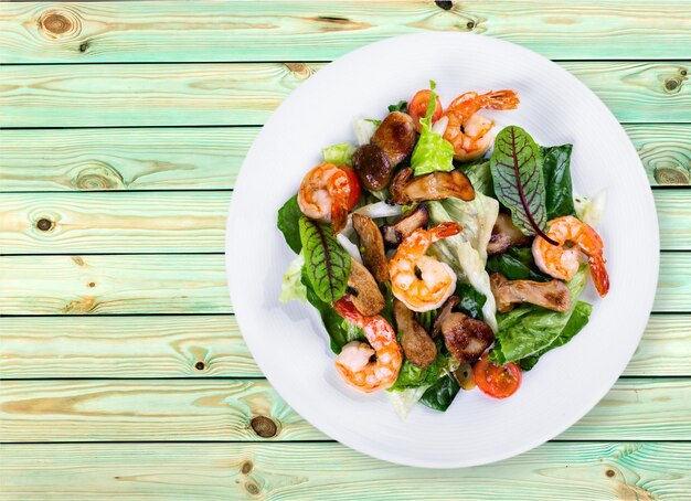 Insalata verde con gamberetti sullo sfondo