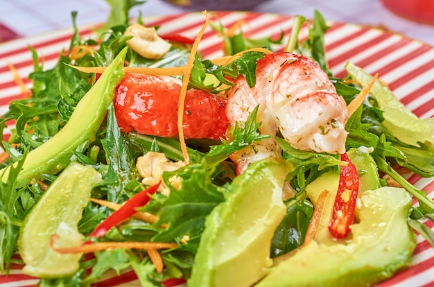 Insalata verde con gamberi e uovo in camicia