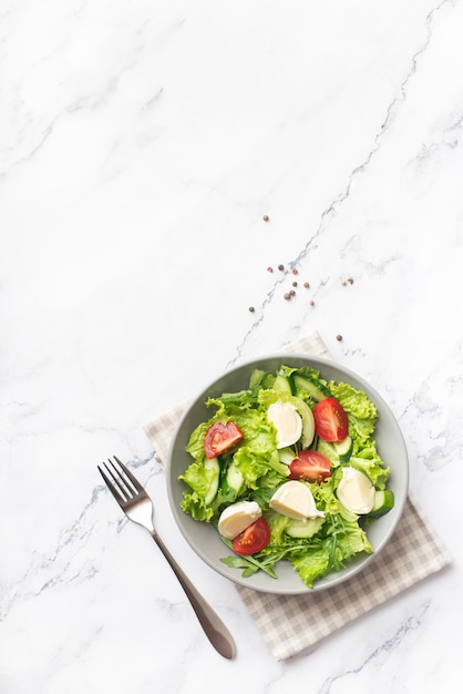 insalata verde con mozzarella su fondo di pietra grigia