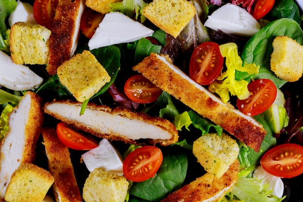 Insalata verde con pollo alla griglia con pomodori, rucola e pane