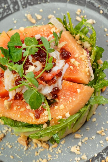 Insalata verde di agrumi con salmone