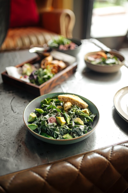 Insalata verde di avocado con toast