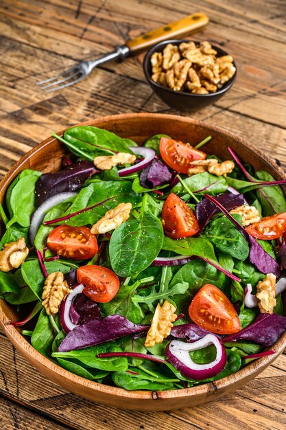 Insalata verde di verdure fresche con foglie di mangold, bietole, spinaci, rucola e noci