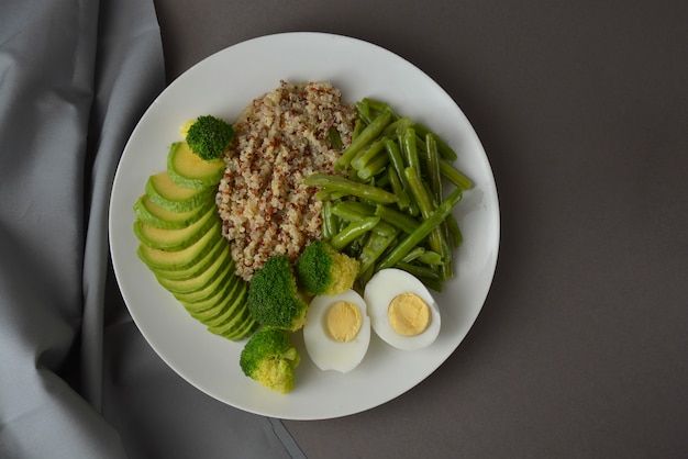 Insalata verde disintossicante, quinoa e verdure verdi - piselli, avocado, broccoli e uova.