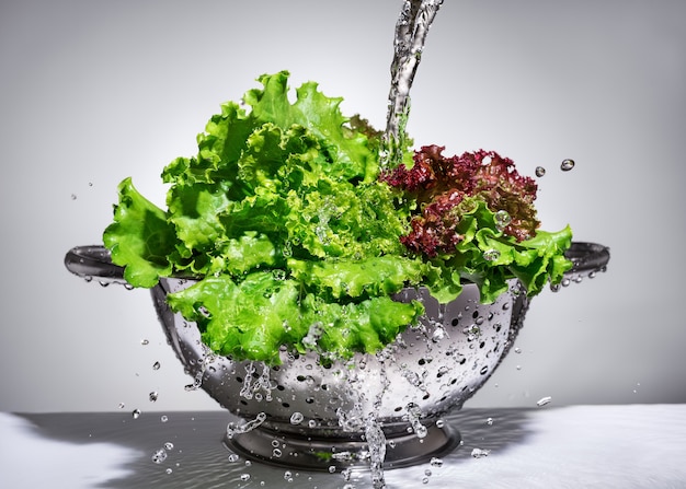 Insalata verde e rossa in uno scolapasta