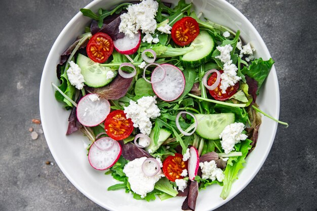 insalata verde formaggio e verdure ravanello pomodoro cetriolo lattuga verde mix cibo pasto sano