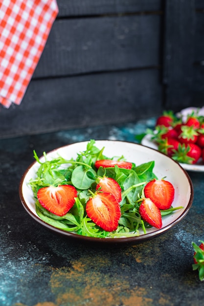 insalata verde fragola foglie mix di insalata rucola spinaci cibo sano biologico pasto snack