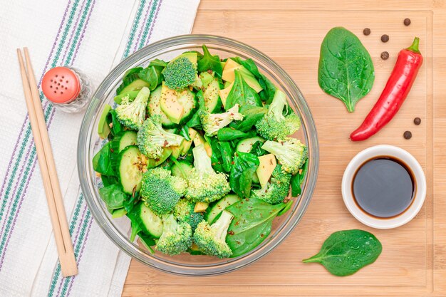 Insalata verde fresca di avocado, broccoli, spinaci e cetriolo