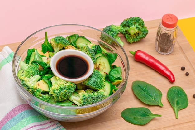 Insalata verde fresca di avocado, broccoli, spinaci e cetriolo