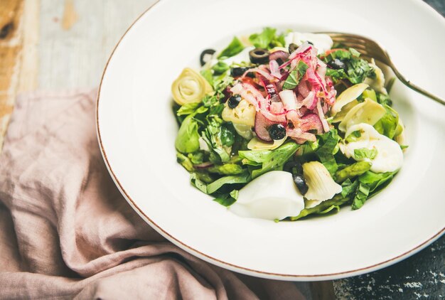 Insalata verde fresca di estate sopra la composizione orizzontale del fondo dipinto di legno