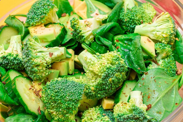 Insalata verde fresca di spinaci broccoli avocado e cetriolo per la disintossicazione del corpo