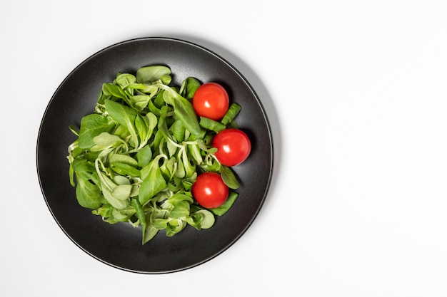 Insalata verde fresca isolata su bianco