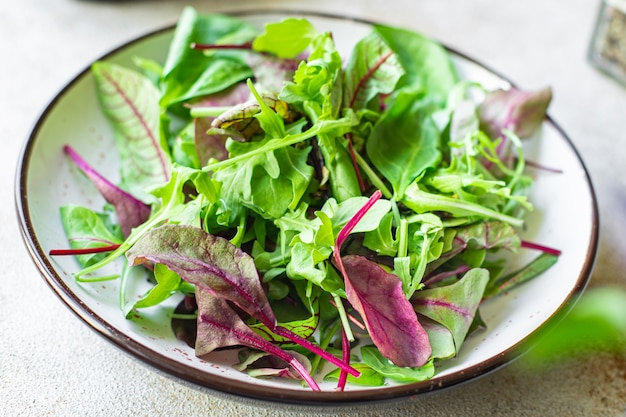 insalata verde fresca mescolare le foglie in un piatto sul tavolo cibo sano spuntino copia spazio