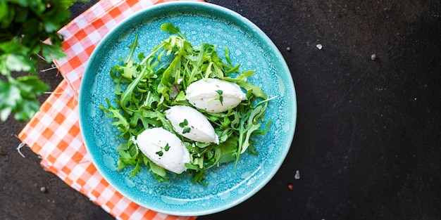 Insalata verde fresca quenelle crema di formaggio foglie di lattuga