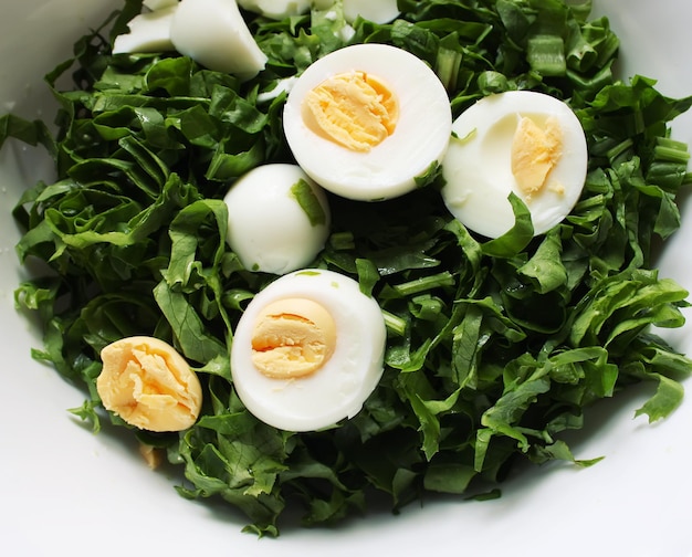 Insalata verde fresca saporita con spinaci e uova