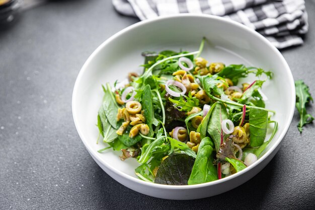 insalata verde oliva mix foglie di lattuga piatto di verdure pasto sano spuntino sul tavolo copia spazio