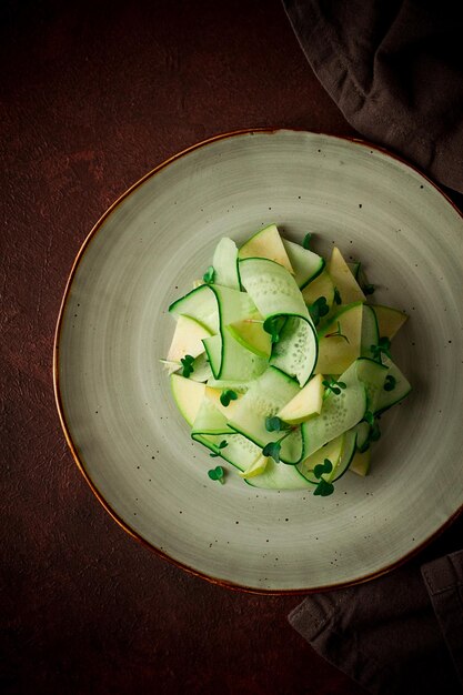 Insalata verde primaverile cetriolo con mela vista dall'alto primo piano nessun popolo ravanello microselen mangiare sano insalata primaverile insalata georgiana gazaphuli