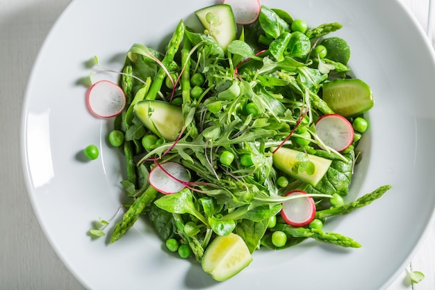 Insalata verde sana con mix di verdure