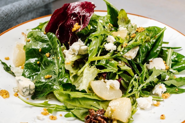 Insalata verde saporita fresca sui precedenti di legno