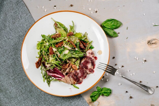 Insalata verde saporita fresca sui precedenti di legno