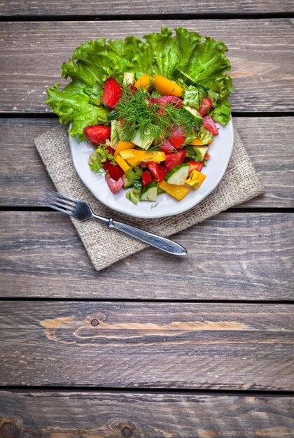 Insalata verde sul tavolo