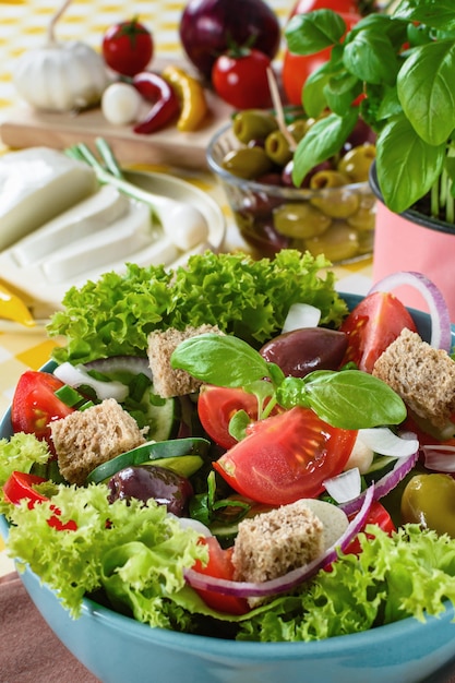 Insalata verde vitaminica fresca con cubetti di pane e gustosa selezione di verdure.