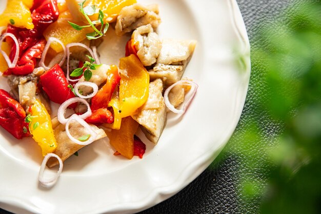 insalata verdure al forno melanzane pepe cipolla cibo vegetale pasto sano spuntino sul tavolo