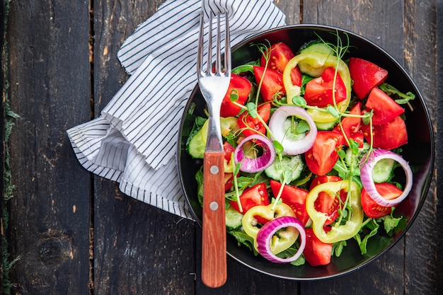 Insalata Verdure Pomodoro Cetriolo Pepe Cipolla Olio D'oliva Cibo Sano Porzione Fresca Veggie