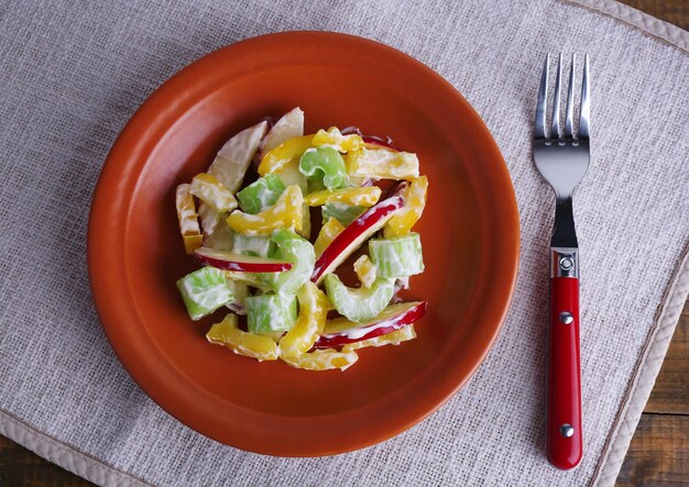 Insalata Waldorf con insalata di pepe sulla piastra sul tavolo da vicino