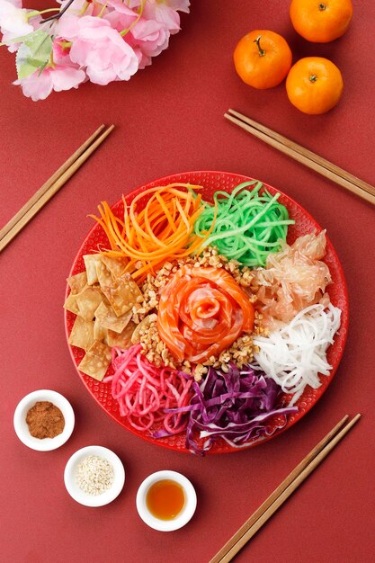 Insalata Yee Sang fatta in casa sana e deliziosa