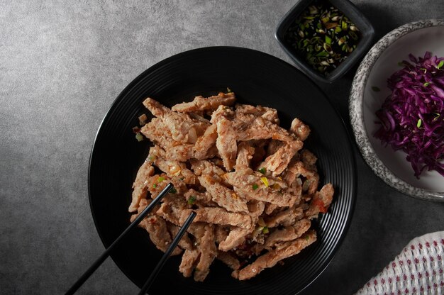 Insalate a base di carne di soia e cavolo rosso con semi di sesamo microverdi e salsa Cibo vegetariano Insalate sane Carne di soia di cavolo rosso