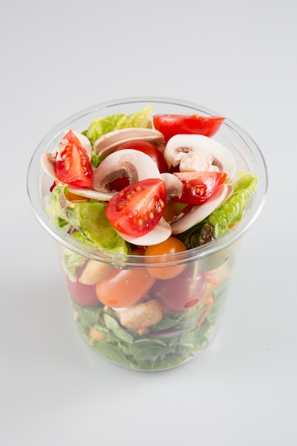 Insalate asportabili del recipiente di plastica dell'insalata su bianco