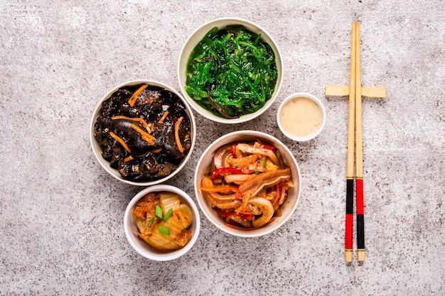 Insalate in salamoia coreane Insalate di funghi alghe, orecchie di maiale e verdure