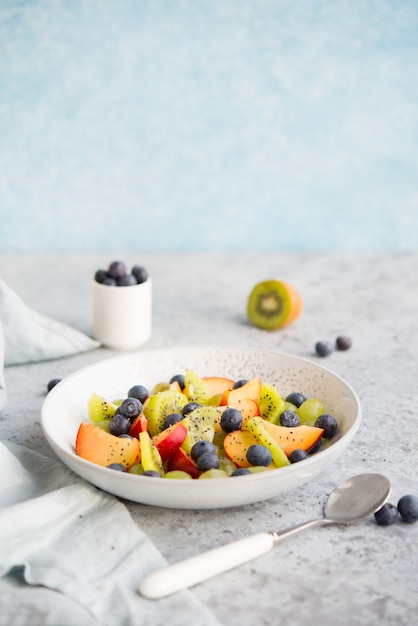 Insalatiera di frutta fresca naturale con semi di Chia,